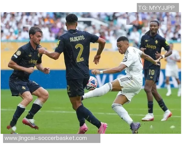 英超经典对决曼联逆转皇马补时绝杀引爆全场激情 英超经典对决曼联逆转皇马补时绝杀引爆全场激情